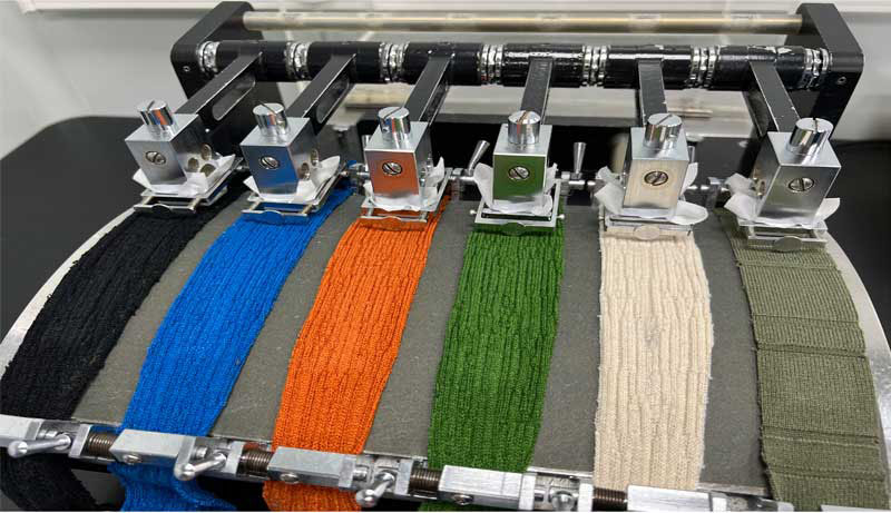 摩擦試驗機II形 (學振形)試驗片和白棉布的安裝狀態